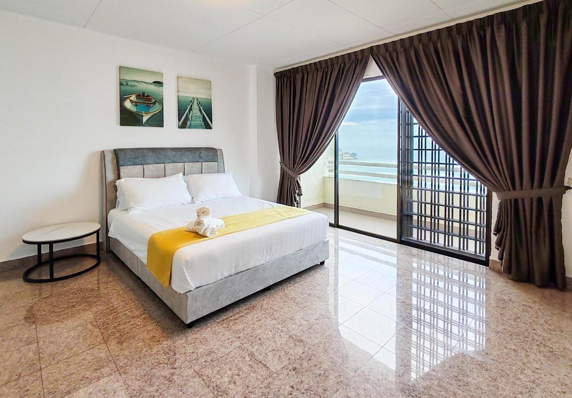 'newly Refurbished' 'sunny Seaview' At Regency With 2 Carpark By Shine Apartment