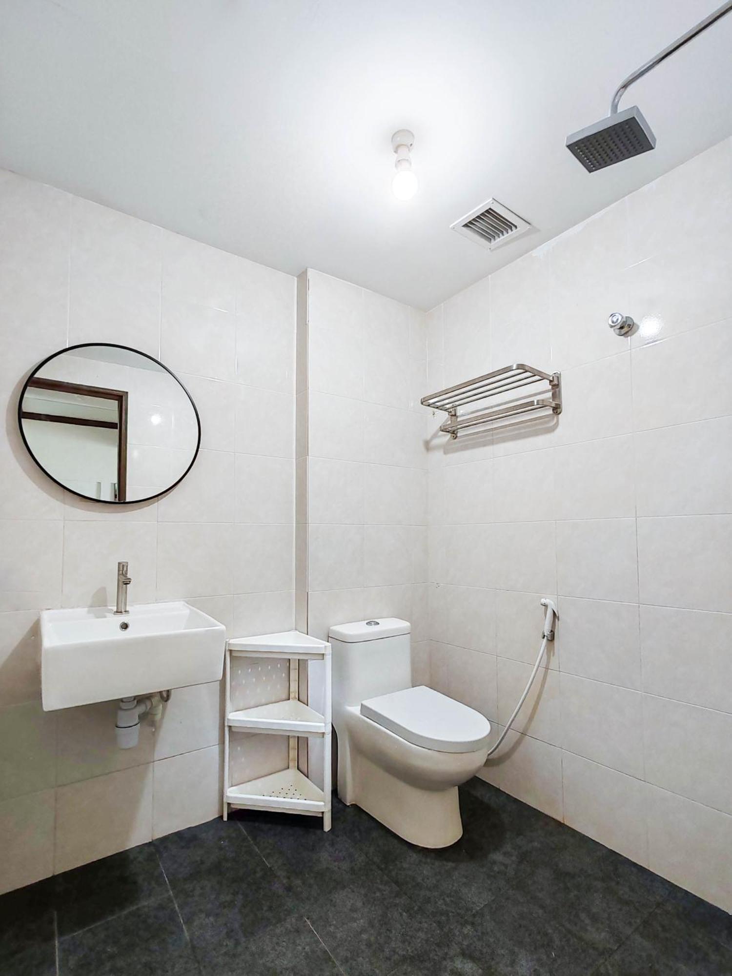 'newly Refurbished' 'sunny Seaview' At Regency With 2 Carpark By Shine Apartment *