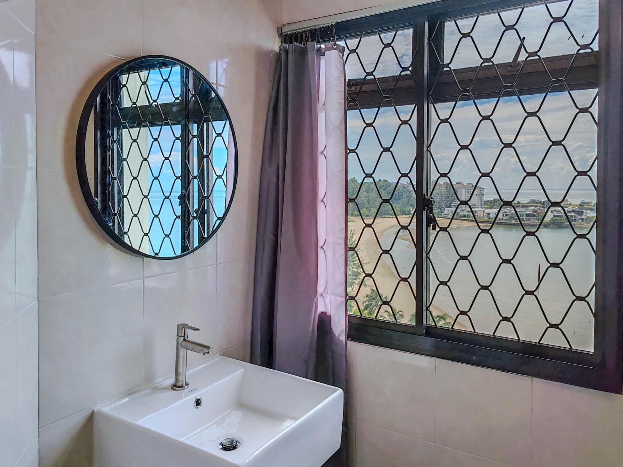 'newly Refurbished' 'sunny Seaview' At Regency With 2 Carpark By Shine Port Dickson