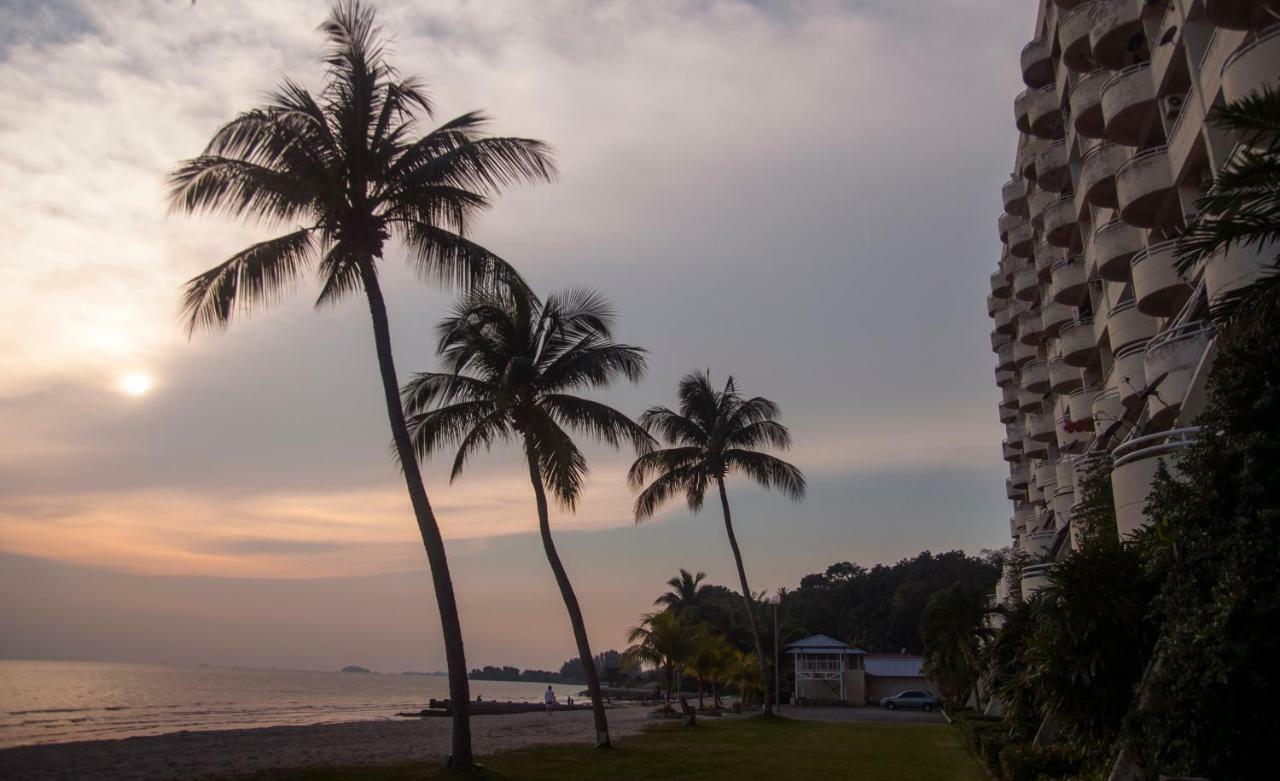 'newly Refurbished' 'sunny Seaview' At Regency With 2 Carpark By Shine *